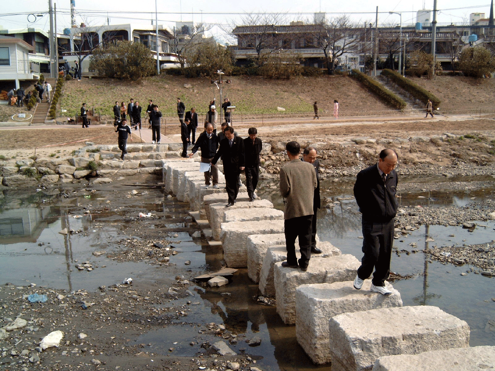 동래 온천천 자연형 하천정비 현장방문 ▷ 사회도시위원회(2004. 3.12)