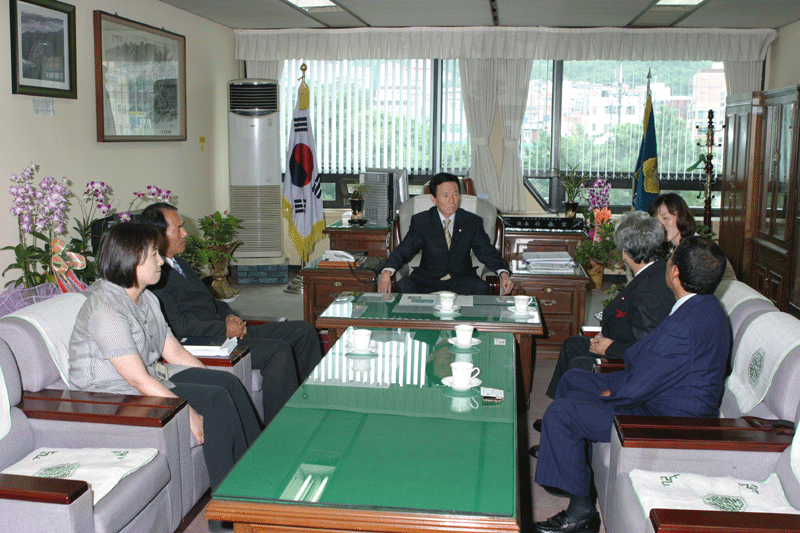 일본 사가현 타케오시 의장 내방 ▷ 2004. 8.23(의장실) 0
