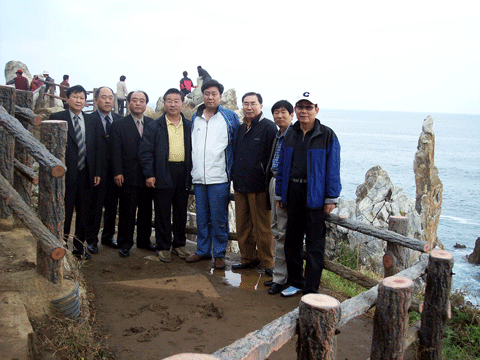 사회도시위원회 타시도 방문 ▷ 촛대바위 앞에서(2004.11. 2)